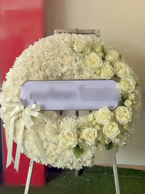 พวงหรีดกุหลาบ โทนเขียวขาว