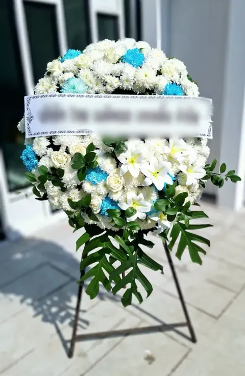 พวงหรีดลิลลี่ โทนขาวฟ้า