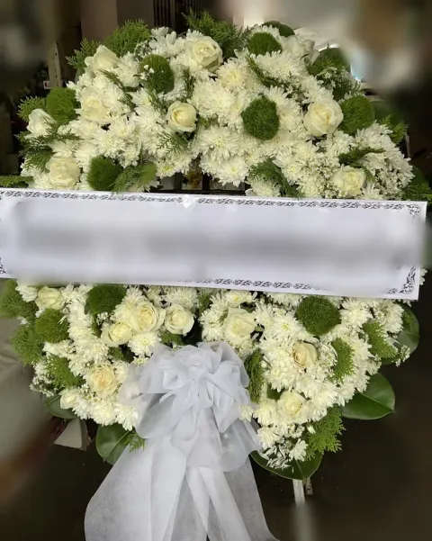 พวงหรีดกุหลาบ โทนเขียวครีม