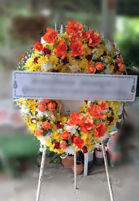 พวงหรีดกุหลาบ โทนเหลืองส้มขาว