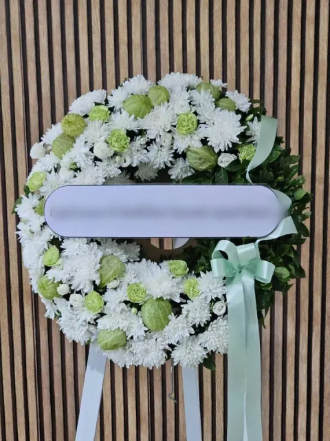 พวงหรีดดอกไม้สด โทนเขียวขาว