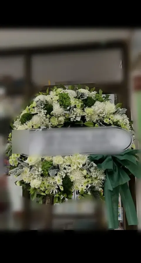 พวงหรีดกุหลาบ โทนขาวเขียว