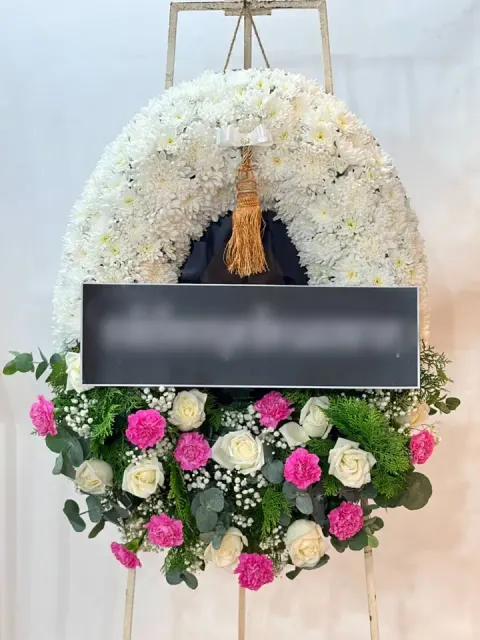 พวงหรีดกุหลาบ โทนเขียวชมพูขาว