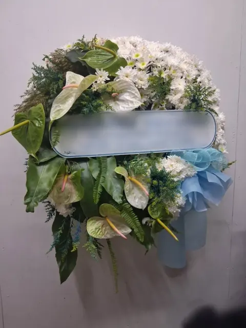 พวงหรีดหน้าวัว โทนเขียวขาวฟ้า