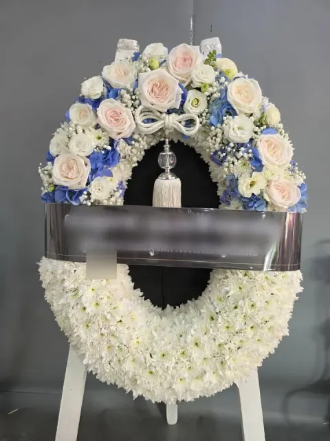 พวงหรีดกุหลาบ โทนชมพูฟ้าขาว