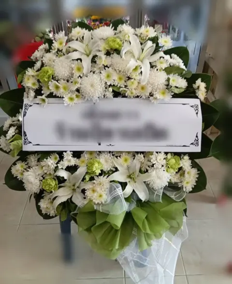 พวงหรีดลิลลี่ โทนขาวล้วน
