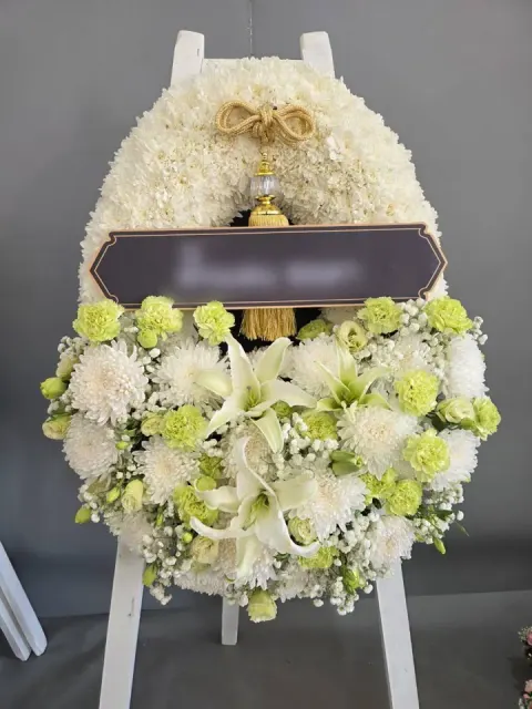 พวงหรีดลิลลี่ โทนเขียวขาวครีม