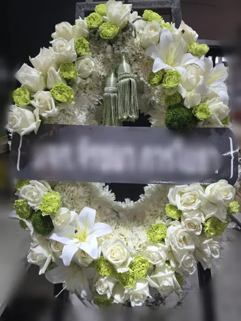 พวงหรีดกุหลาบ โทนขาวครีมเขียว