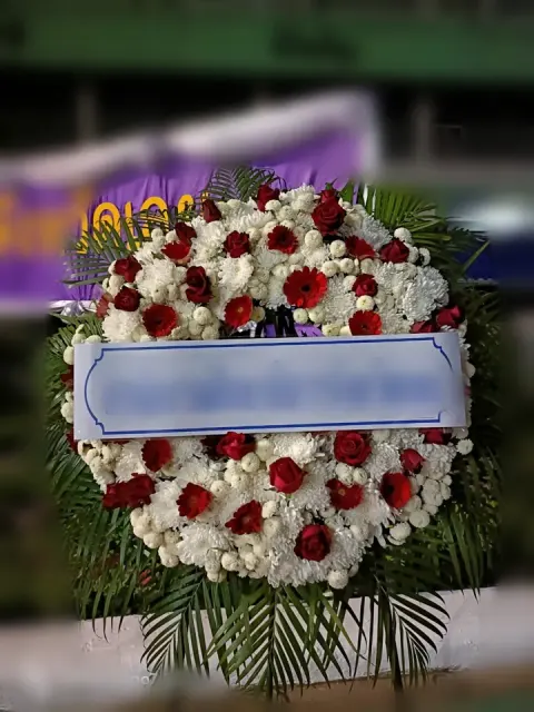 พวงหรีดกุหลาบ โทนขาวแดง