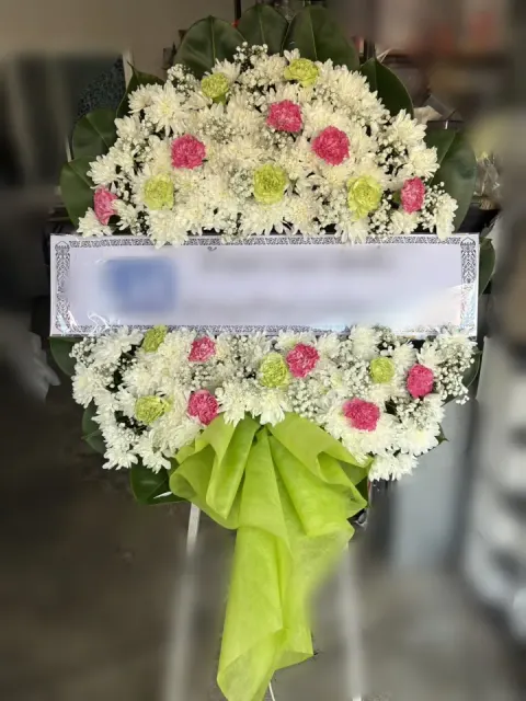 พวงหรีดคาร์เนชั่น โทนเขียวชมพู