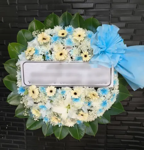 พวงหรีดลิลลี่ โทนฟ้าขาวครีม