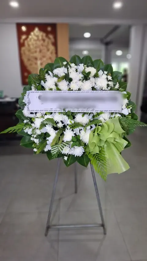 พวงหรีดดอกไม้สด โทนขาวเขียว