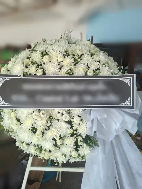 พวงหรีดดอกไม้สด โทนขาวเขียวครีม