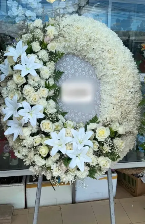 พวงหรีดลิลลี่ โทนขาวเขียว