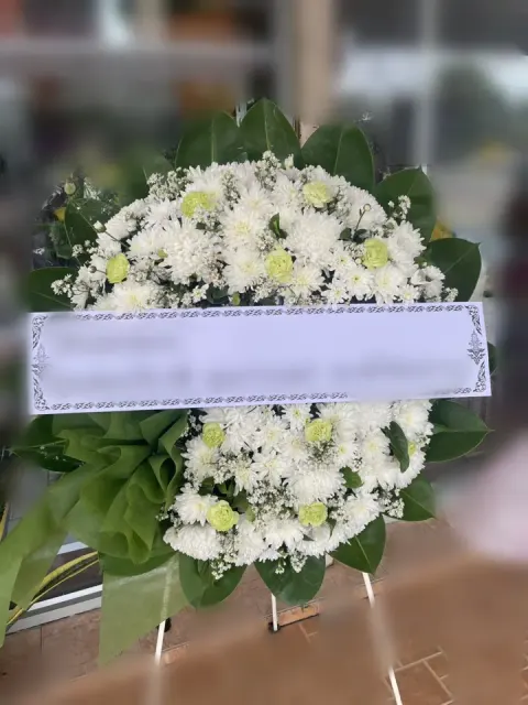 พวงหรีดดอกไม้สด โทนขาวเขียว