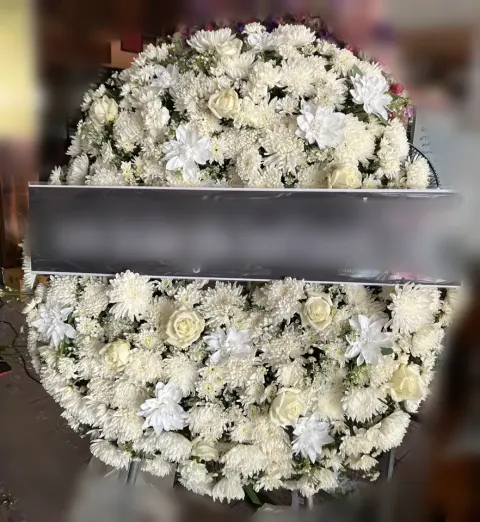 พวงหรีดกุหลาบ โทนขาวครีม