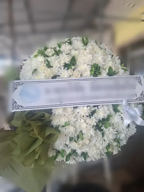 พวงหรีดกุหลาบ โทนขาวล้วน