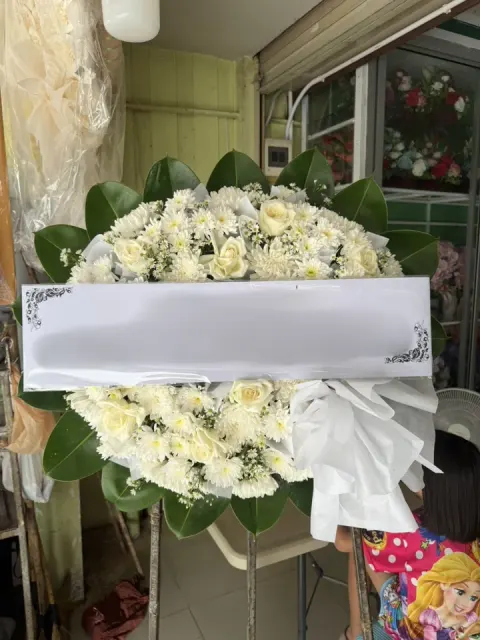 พวงหรีดกุหลาบ โทนขาวเขียว