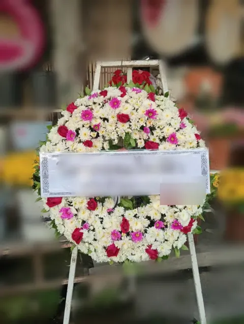 พวงหรีดกุหลาบ โทนขาวแดงชมพู