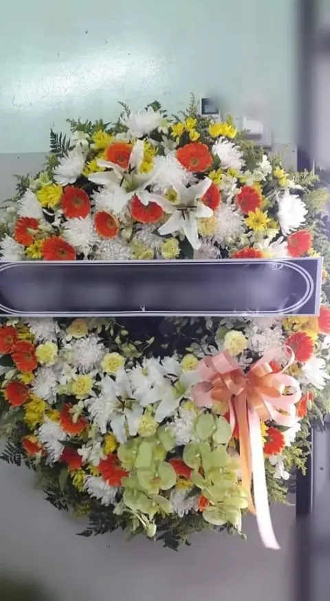 พวงหรีดกล้วยไม้ โทนขาวชมพูเหลือง