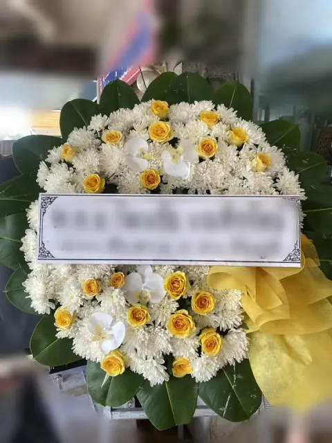 พวงหรีดกล้วยไม้ โทนเหลืองขาว