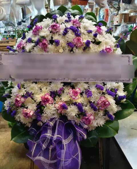 พวงหรีดคาร์เนชั่น โทนขาวม่วง
