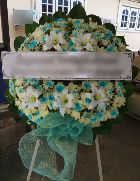 พวงหรีดลิลลี่ โทนขาวเขียวฟ้า