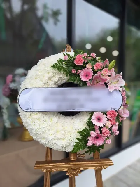 พวงหรีดลิลลี่ โทนขาวชมพูเขียว