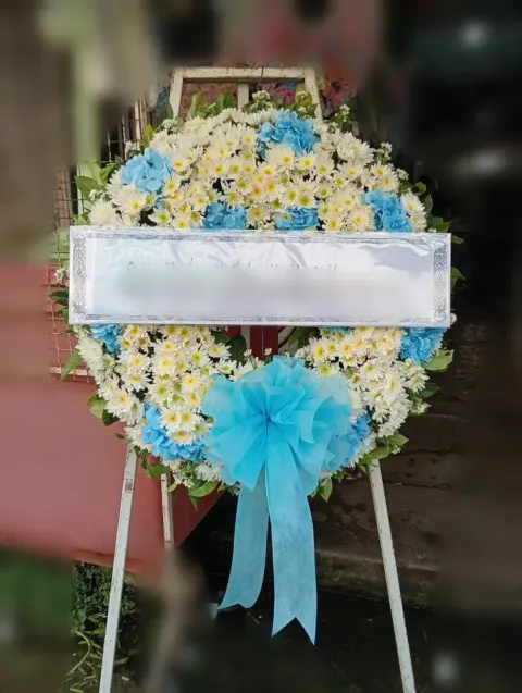พวงหรีดไฮเดรนเยีย โทนขาวฟ้า