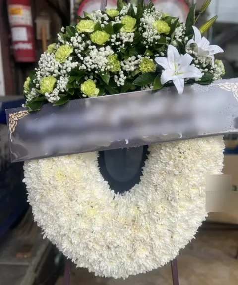 พวงหรีดลิลลี่ โทนขาวเขียวครีม