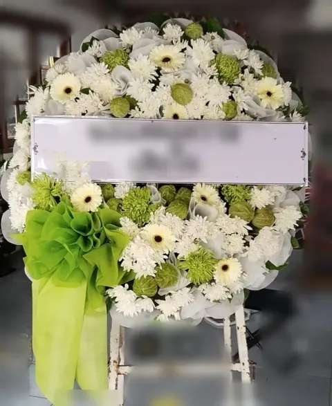 พวงหรีดเยอบีร่า โทนเขียวขาว