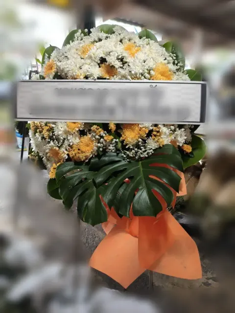พวงหรีดดอกไม้สด โทนส้มขาว