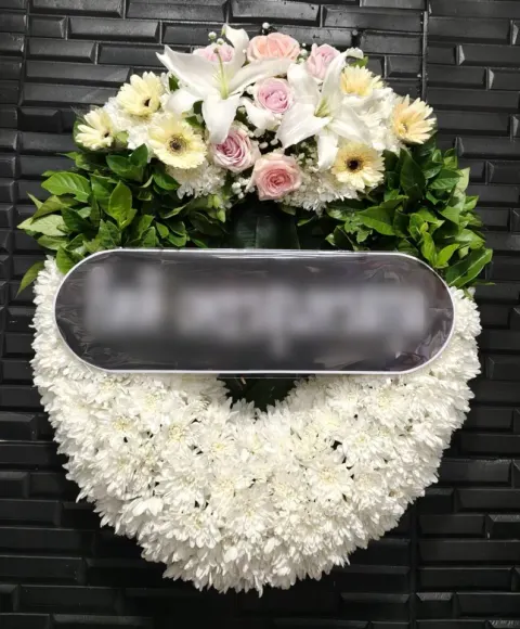 พวงหรีดลิลลี่ โทนขาวครีมชมพู