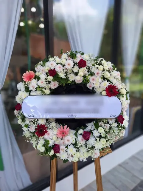พวงหรีดเยอบีร่า โทนขาวชมพูแดง