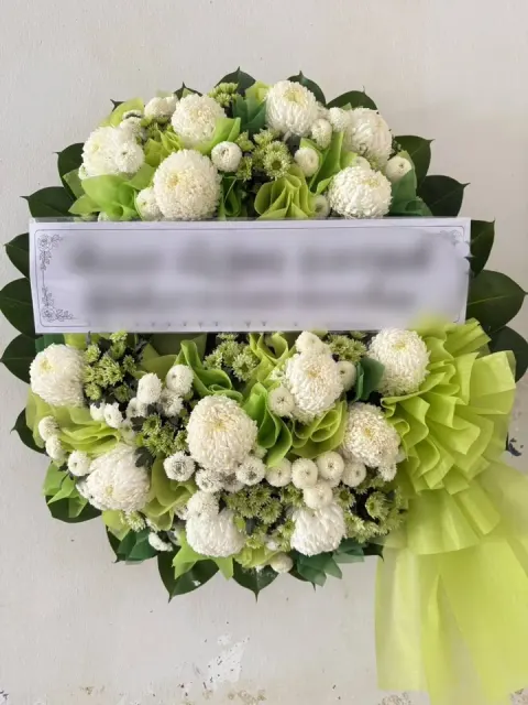 พวงหรีดดอกไม้สด โทนขาวเขียว