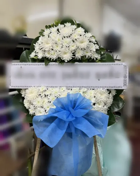 พวงหรีดดอกไม้สด โทนขาวฟ้า