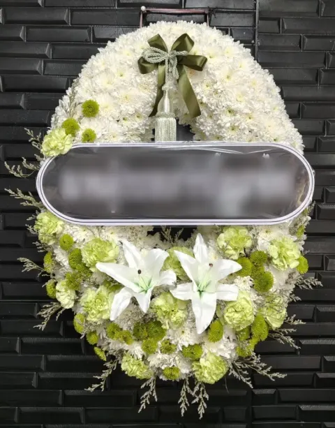 พวงหรีดลิลลี่ โทนขาวเขียว