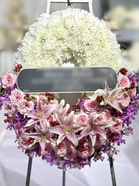 พวงหรีดกล้วยไม้ โทนขาวม่วง