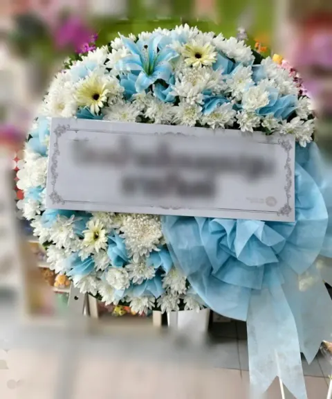 พวงหรีดลิลลี่ โทนขาวฟ้า