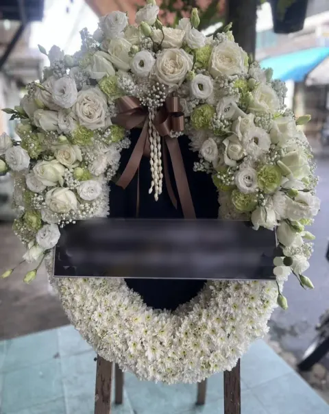 พวงหรีดกุหลาบ โทนเขียวขาว
