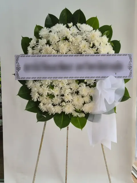 พวงหรีดดอกไม้สด โทนขาวล้วน