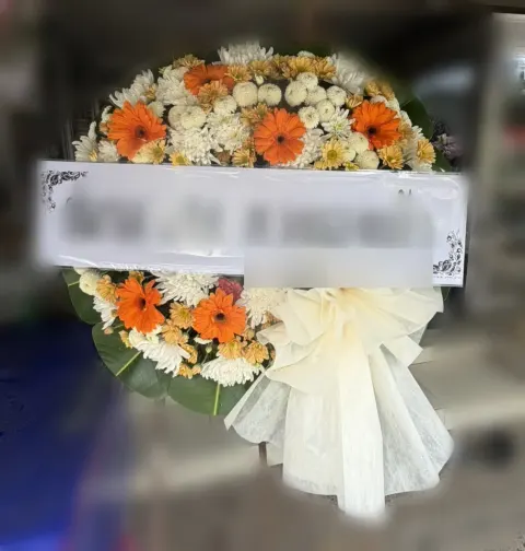 พวงหรีดเยอบีร่า โทนครีมส้มเหลือง