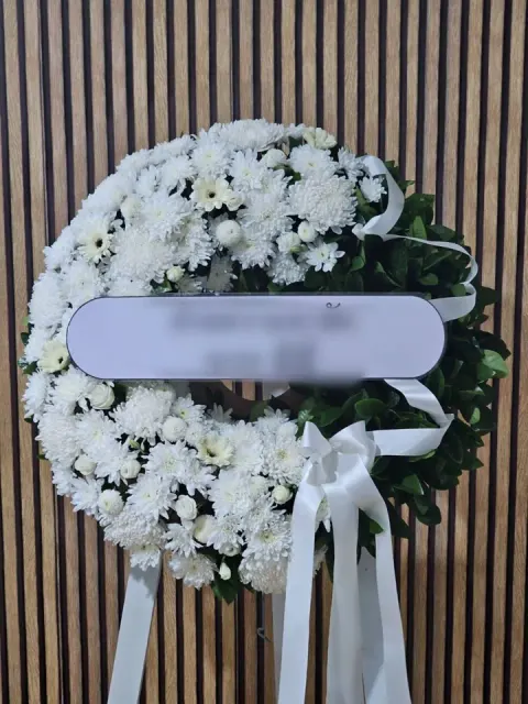 พวงหรีดเยอบีร่า โทนขาวล้วน