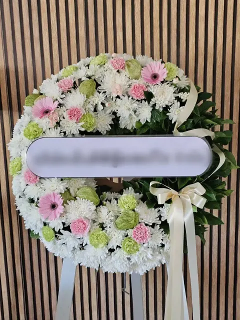 พวงหรีดเยอบีร่า โทนชมพูขาวเขียว