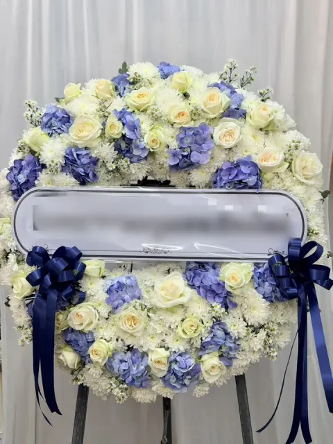 พวงหรีดกุหลาบ โทนขาวฟ้า
