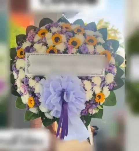 พวงหรีดทานตะวัน โทนม่วงเหลืองขาว
