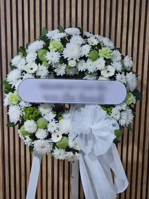 พวงหรีดเยอบีร่า โทนเขียวขาว