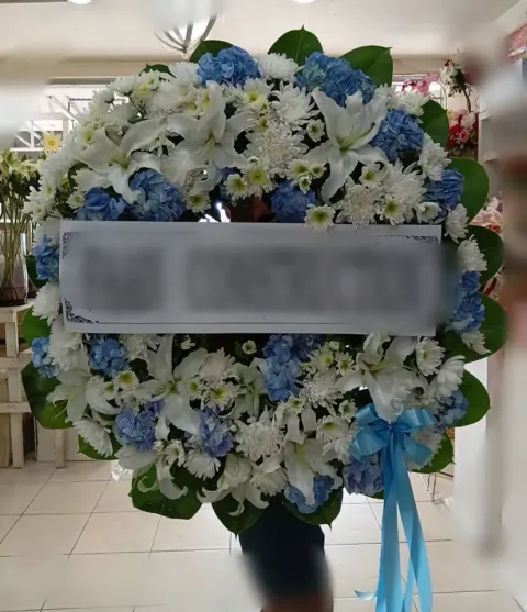 พวงหรีดลิลลี่ โทนฟ้าขาว
