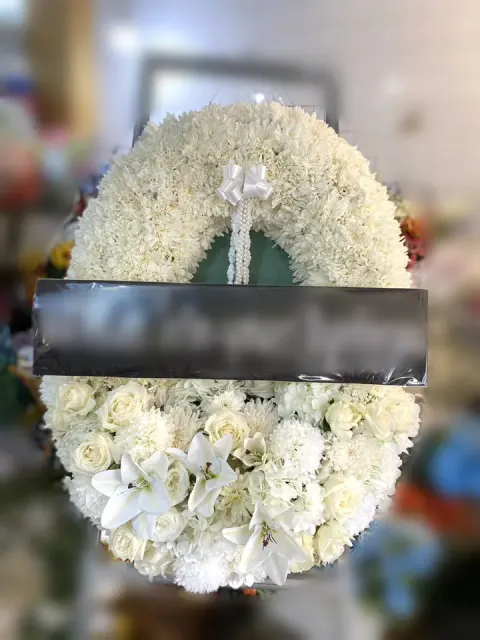 พวงหรีดลิลลี่ โทนขาวเขียว