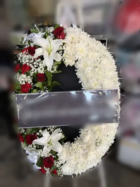 พวงหรีดลิลลี่ โทนขาวแดง